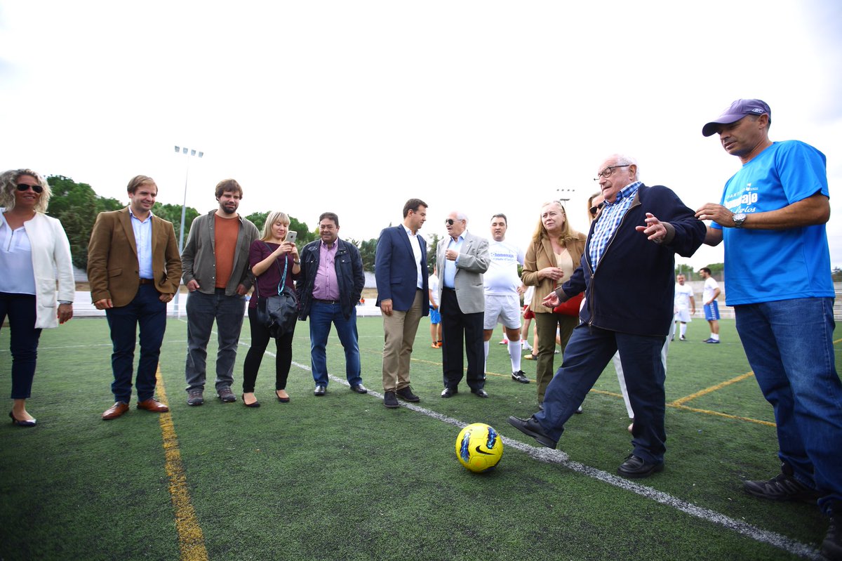 Ayto_Las_Rozas's tweet photo. Homenaje al Padre Carlos en el campo de fútbol de El Abajón que desde hoy llevará si nombre. Una vida dedicada a los vecinos de #LasRozas https://t.co/XjDW1TR0BL