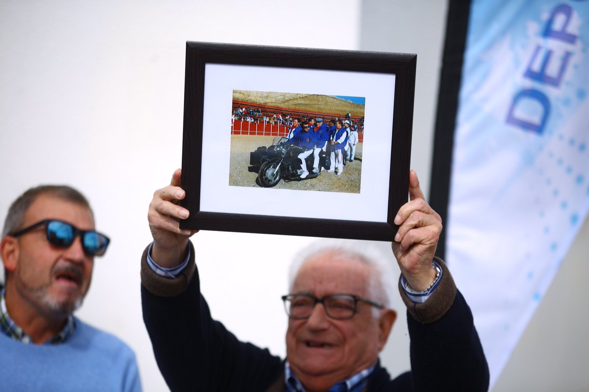 Ayto_Las_Rozas's tweet photo. Homenaje al Padre Carlos en el campo de fútbol de El Abajón que desde hoy llevará si nombre. Una vida dedicada a los vecinos de #LasRozas https://t.co/XjDW1TR0BL