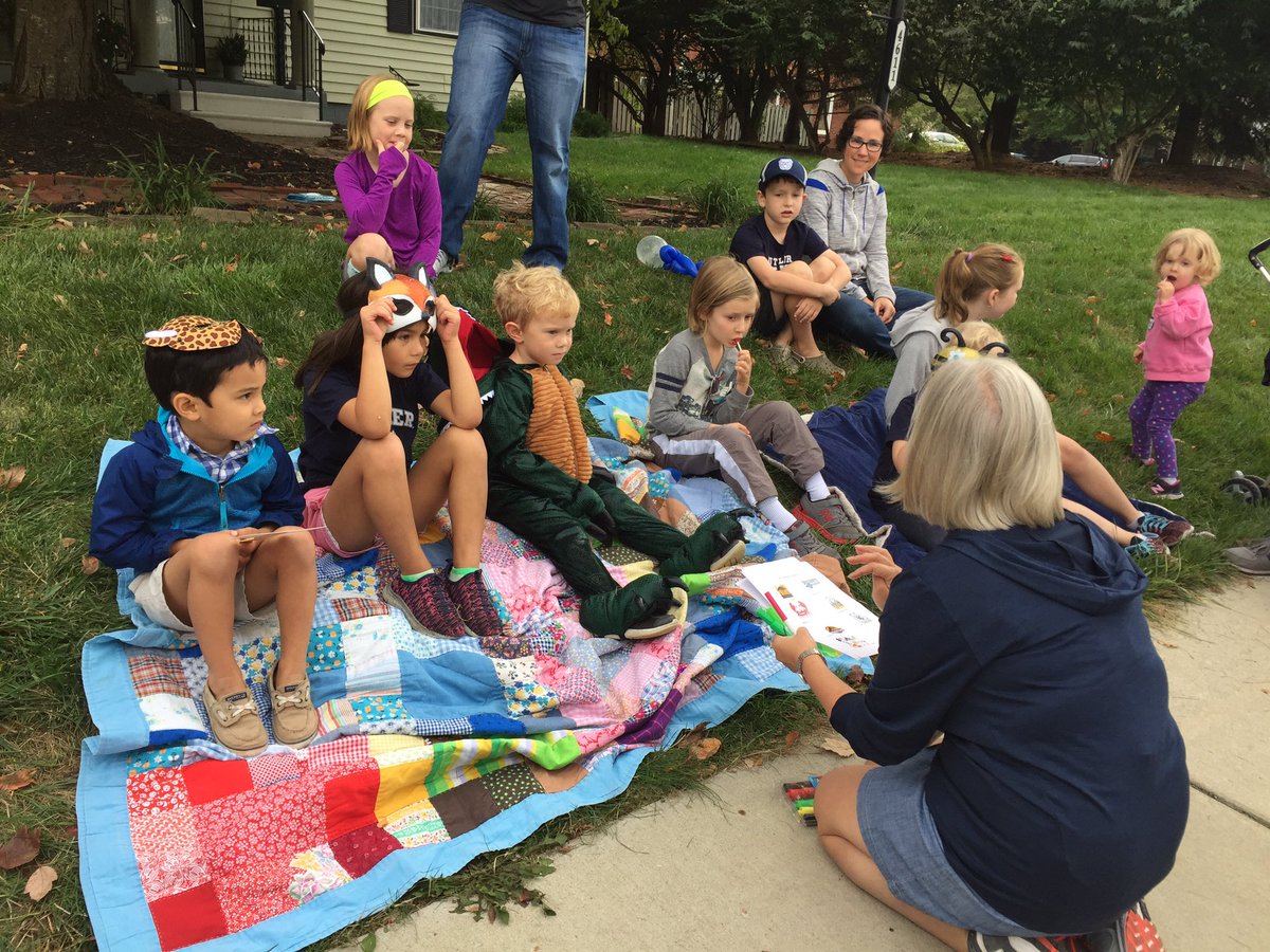 DrPangansclass's tweet photo. The float judges are getting some serious instructions! #buhoco17 ๐ถ๐ https://t.co/so4Sl7Q6lr