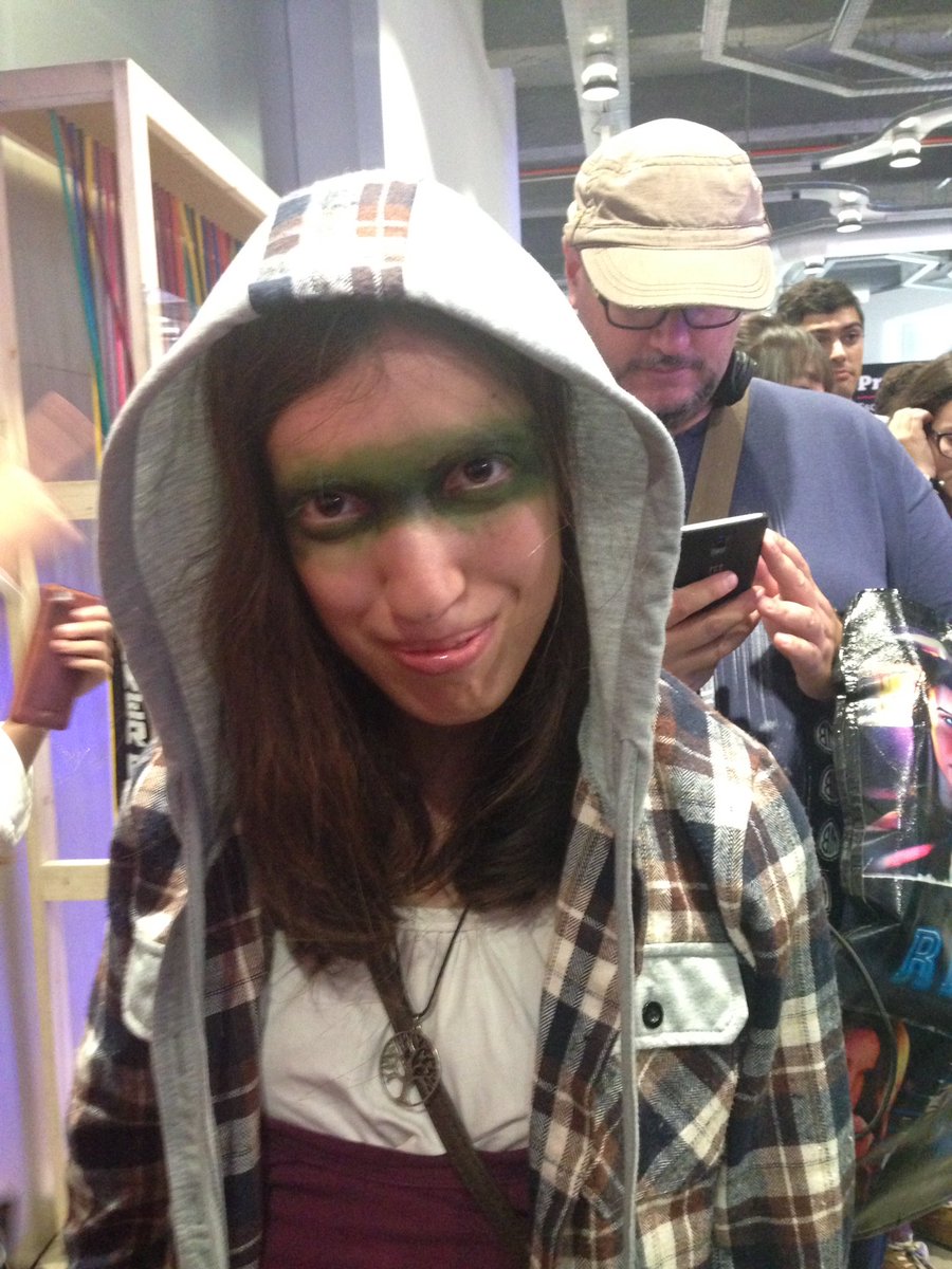 All_Screens's tweet photo. Disfrutando de las actividades del @Spoiler_Fest con el make-up de @SYFY_Spain de #Arrow! #SpoilerFest #LegendsOfFlarrow https://t.co/PGxf6L0pDR