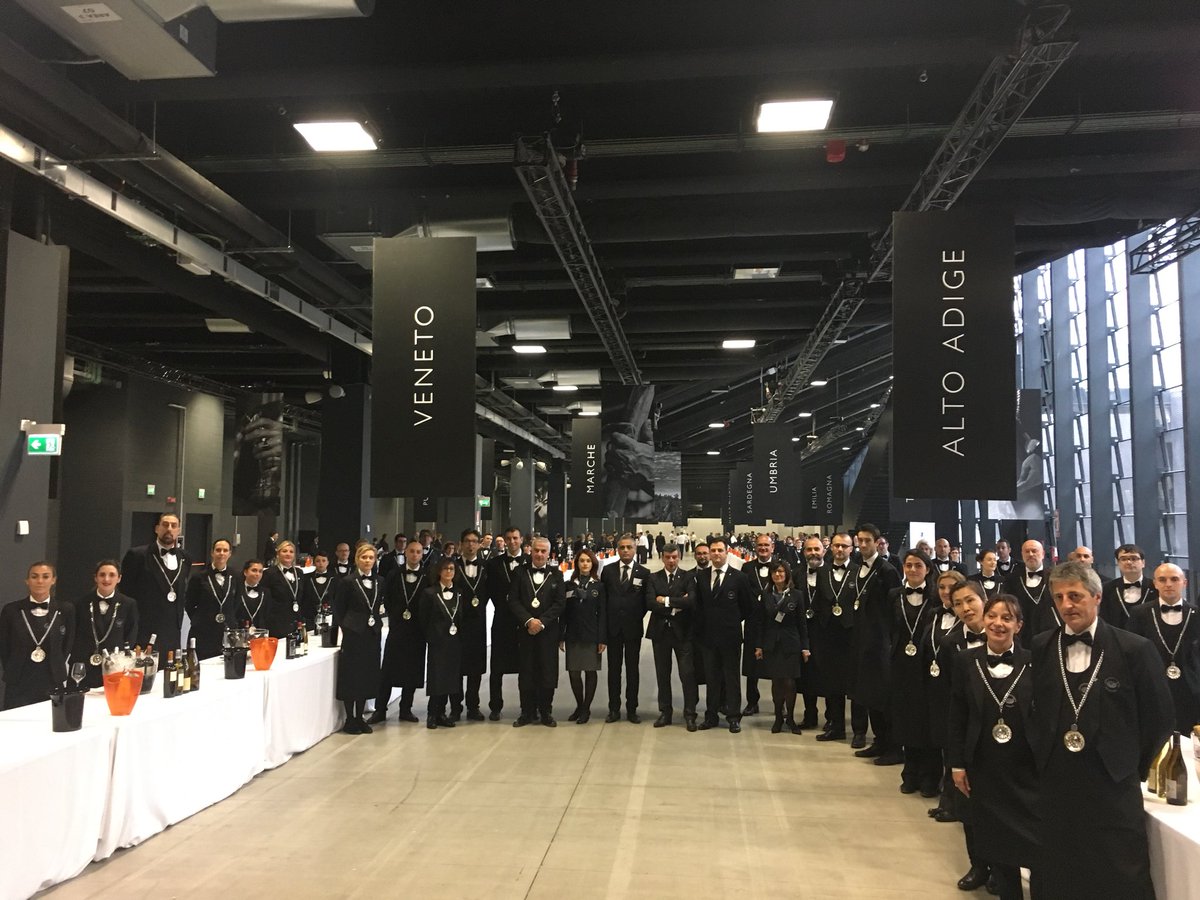 cscavizzi's tweet photo. Un grande onore essere tra Presidente @AISMilano e Hosam grazie ! #GuidaVitae2018 @ais_italy @GentilEventi https://t.co/whHiL91cyD