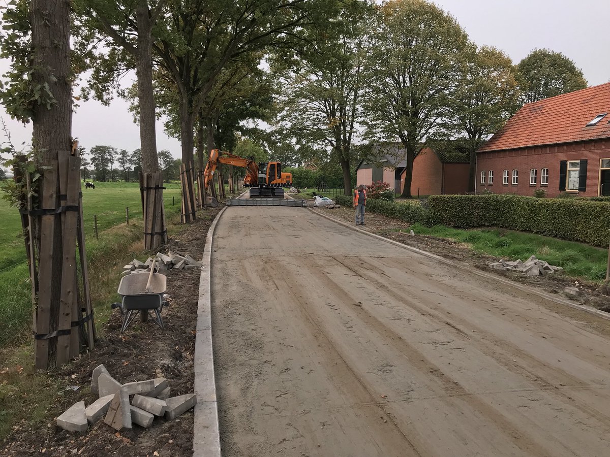 Rasenberg Infra heeft de #RoadPrinterEco ingezet voor herstraatwerk in #Zundert. #bocht #kwaliteit