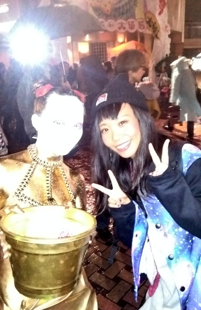 谷口舞 Pa Twitter 三茶de大道芸 ゴールデンズfrom大駱駝艦 金粉ショー見てきました 小雨のなか金色銀色に煌めく肉体は美しかったです 明日も頑張ってください 期待の新人 まなみちゃんとパシャリ まなみちゃん真っ白になっちゃってごめん