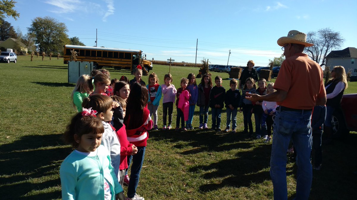 Firsties take learning on the road...we are learning about corn and harvesting at Wemrock Farms. #teamtiger @NutSwampTigers @DrGeorge_MTPS