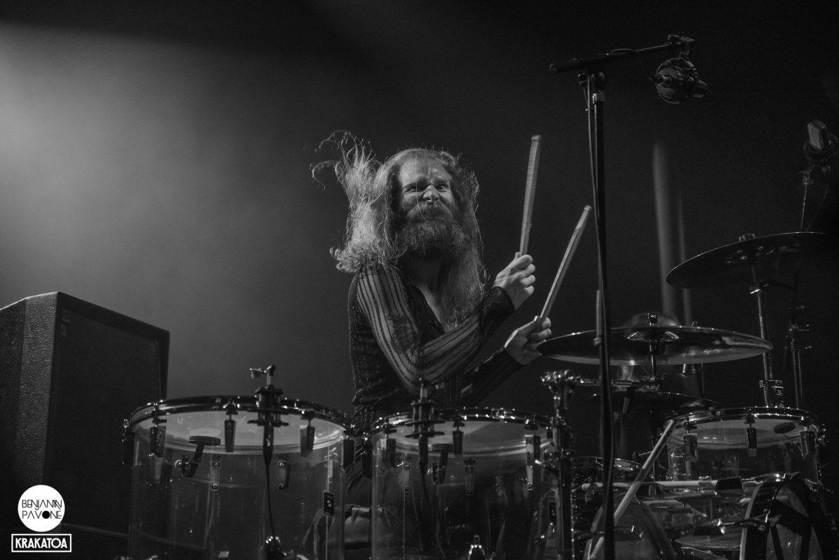 Krakatoa_33's tweet photo. Les cheveux dans le vent, quelle belle soirée hier avec Kadavar, Mantar et Death Alley❤️ Photo : @benjaminpavone https://t.co/uOxtcuZKJ6
