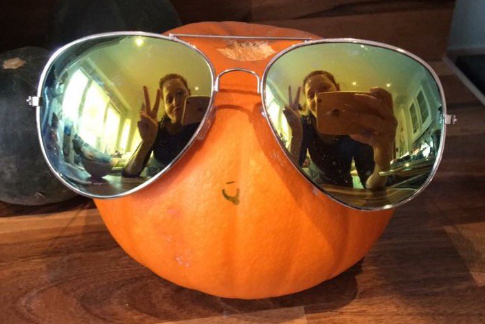 EmmaPresenterVO's tweet photo. Our rock 'n' roll pumpkin is sporting a different look today. 😎 #pumpkin #coolpumpkin #rocknrollpumpkin #halloween #autumn https://t.co/3ZFhuIxA0C