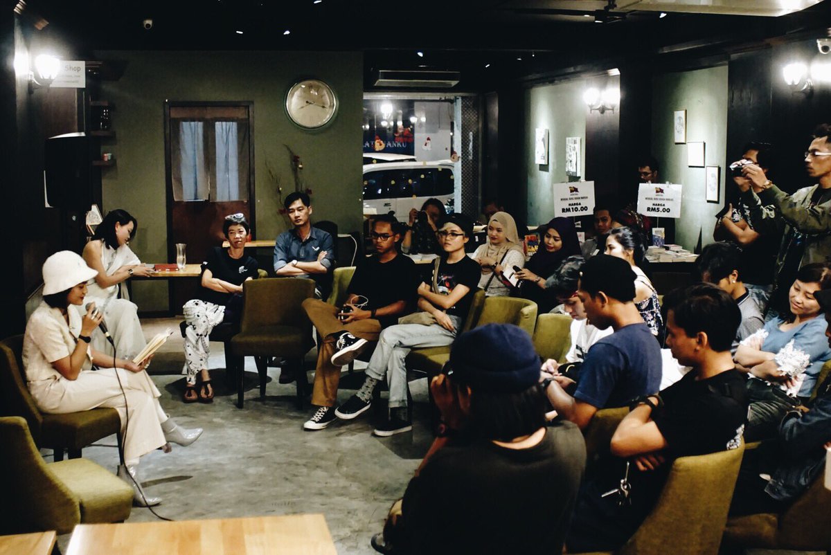 cabiharusdrejam's tweet photo. Sepanjang Poetic Vibes : A Night of Spoken Word #jbifc #jbwrf https://t.co/MOys6WNQ3m
