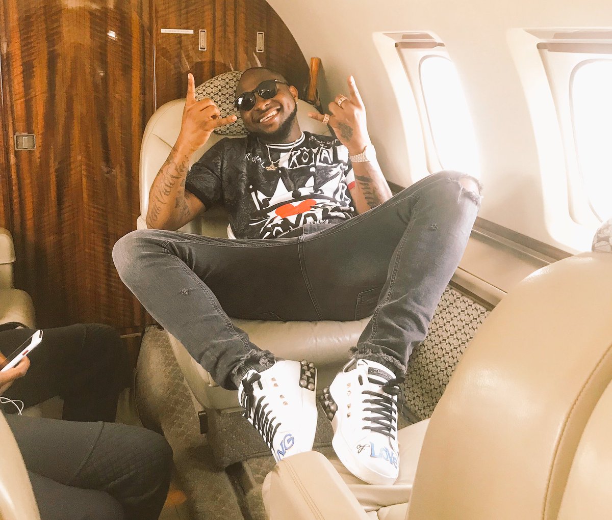 davido's tweet image. My Sierra Leone people I’m camin eeehh 🇸🇱 Stadium Shutdown Tonite!!! ✈️🌎 #30BGAFRICATOUR