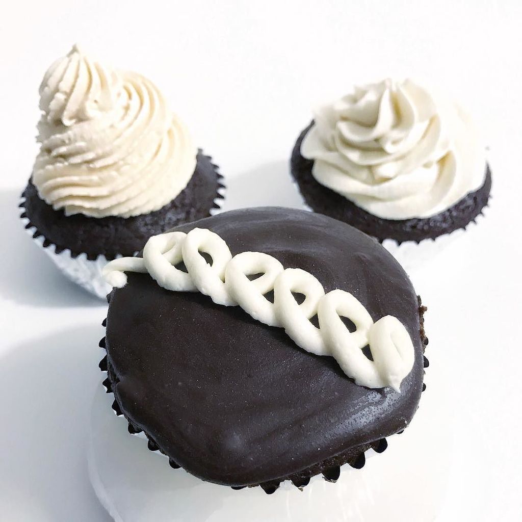 whimsicalbakery's tweet photo. Devour! gf+vegan friendly 🖤 https://t.co/w4IcLwfx3I https://t.co/e5Jgt8xGVF