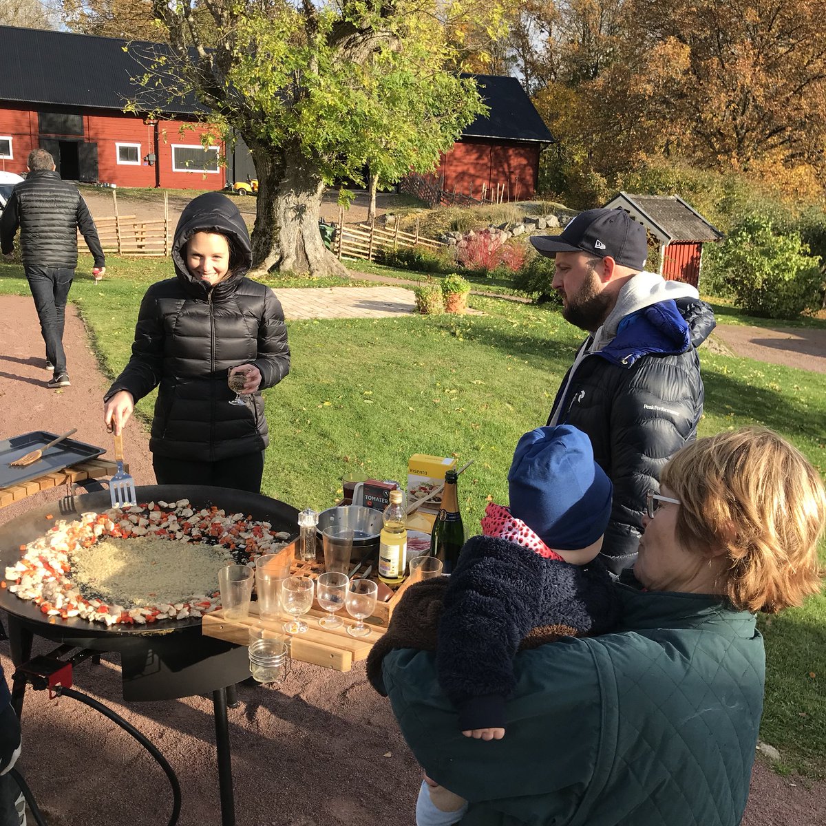 Halva släkten lagar käk tillsammans ute i dag! Sjukt mysigt!