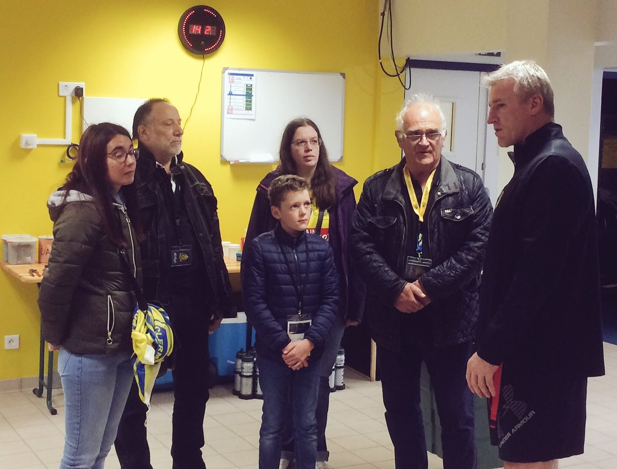 ASMOfficiel's tweet photo. Les gagnants du jeu #FanASM visitent les vestiaires avant #ASMNOR en compagnie de Neil McIlroy 💪🏻 https://t.co/NRUAwwgw4s