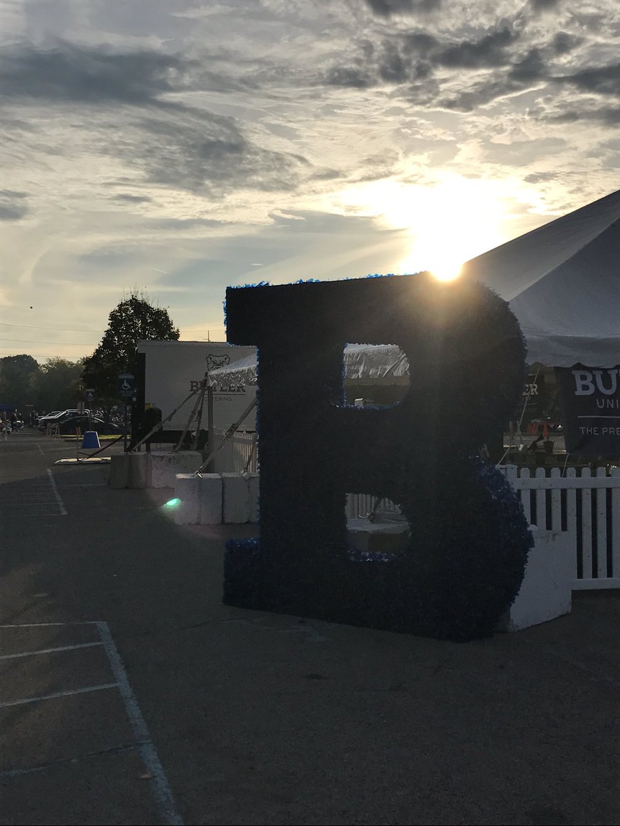BitsOfKibble's tweet photo. The sun is up and the bulldogs are wearing their finest. Must be #BUHOCO17 https://t.co/lMqytIvZdc
