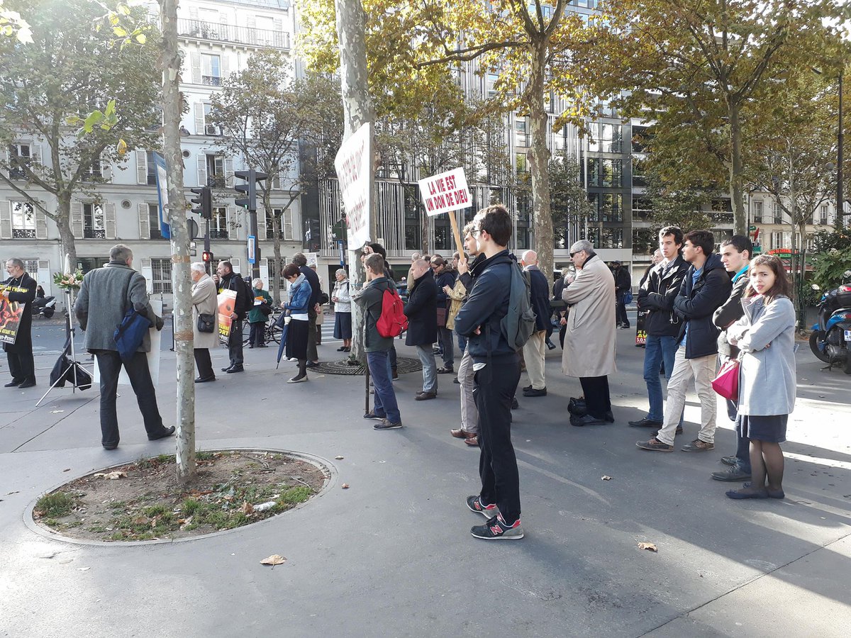 sostoutpetits's tweet photo. Le #Rosaire pour la #Vie à #Paris, c'est maintenant !
 Une seule place est vide : la tienne ! https://t.co/Qvp4sIkJnW