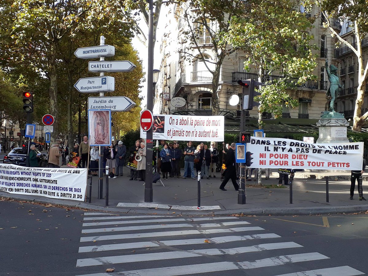 sostoutpetits's tweet photo. Le #Rosaire pour la #Vie à #Paris, c'est maintenant !  Une seule place est vide : la tienne ! https://t.co/5kYI5zDCIf