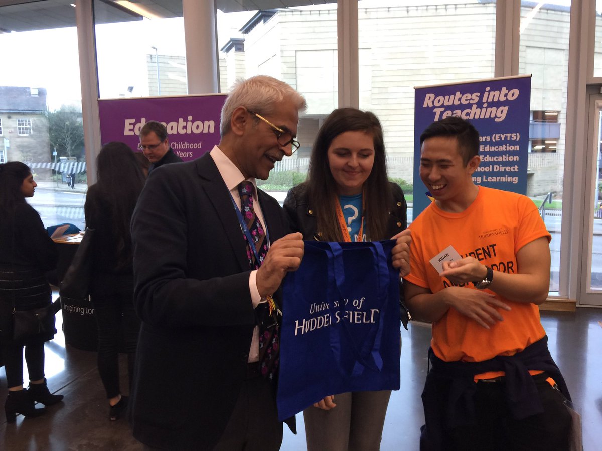 drmahendrapatel's tweet photo. Amazing enthusiasm by @HudSAS student ambassadors for #hudopenday always refreshing and uplifting to see #fun #commitment #passionate Come and study at  #Awardwinning @HuddersfieldUni @kwanage17 https://t.co/qmpZRjcflQ