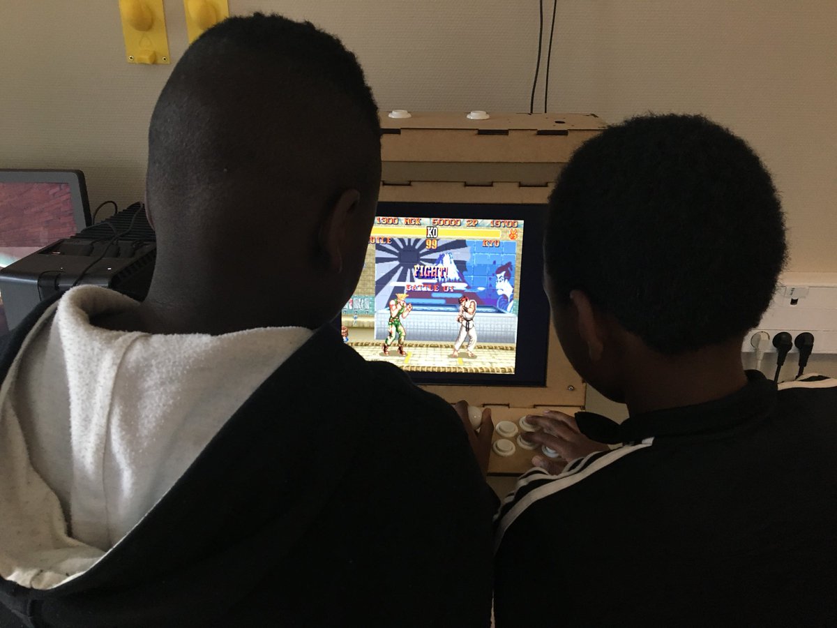 LaFabNum's tweet photo. La nouvelle génération VS les jeux d’arcade ! #LaFabNum https://t.co/gvcp8WIAhG