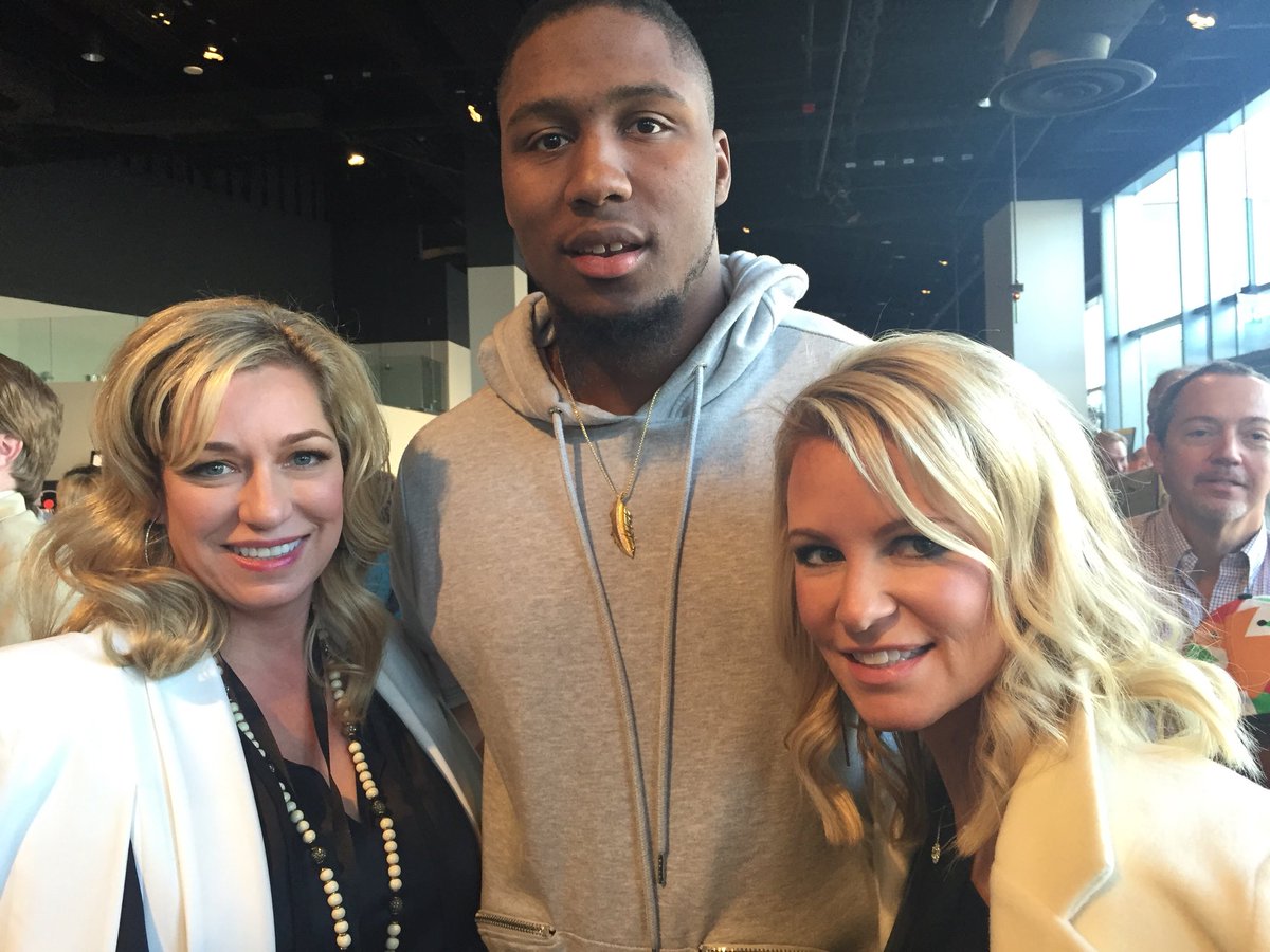 .@Bengals DE @Carlos_Dunlap w/ @SteinbergSports partners Marilyn Irwin & Tricia Oliver at the 2016 @LSSBParty in @sfgov at @CityViewMetreon.