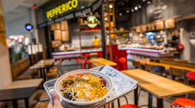 Gjjablonski's tweet photo. [#Pepperico] @Pepperico_Paris était à l'honneur de @francesnacking : « Pepperico roule pour le burrito mexicain » 🙂 https://t.co/BPk5V5Yhv4 https://t.co/8OxFsRUeDu