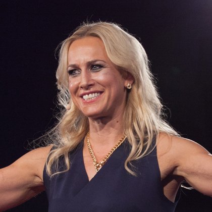 PremiumTrainer1's tweet photo. KATJA PORSCH: Nicht nur beraten. Auch abschliessen. Katja Porsch, Verkaufsexpertin, der Hai im Heringsteich. https://t.co/gJTCOr9EGQ https://t.co/3CNfSEeDGR