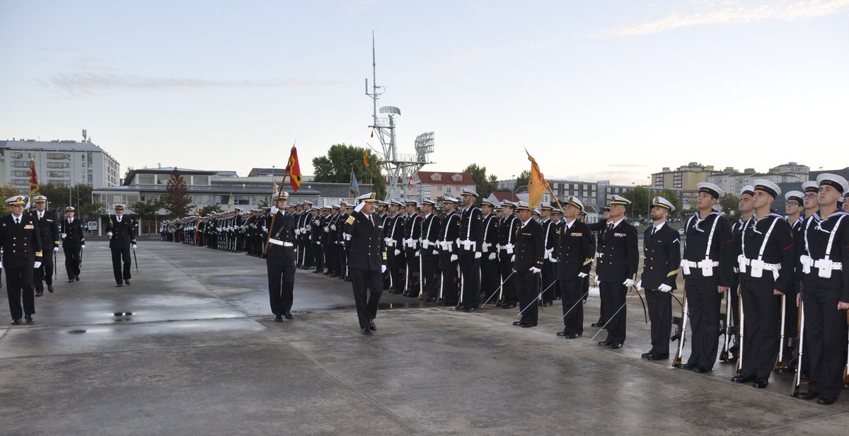 Armada_esp's tweet photo. Visita del Almirante Jefe de Personal a la Escuela Antonio de Escaño. Profesores y alumnos comprometidos con la Enseñanza Naval. https://t.co/Eo0B4u0JVW