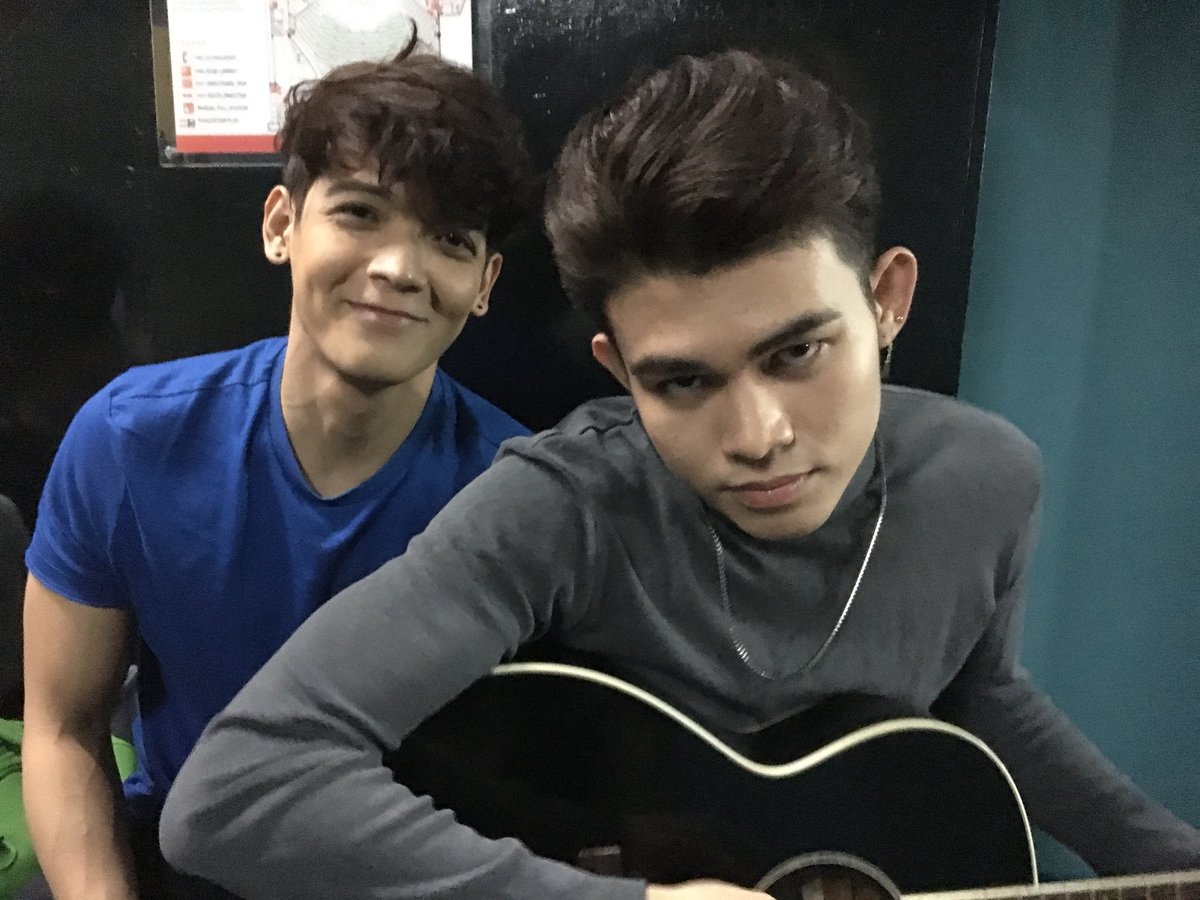 OneMusicPH's tweet photo. Pinakamadramang Gitarista x Pugeh #YlonaArrival https://t.co/2V7OPJhwug