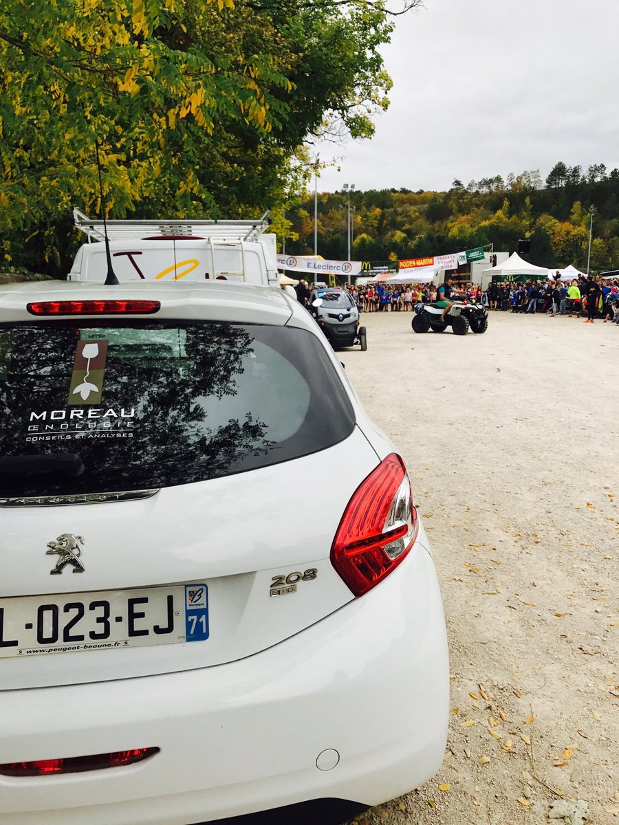 MOConseils's tweet photo. Ts derrière les coureurs de la Foulee des Vendanges ac Cyrille Maret, Jackson Richardson! #savigny #running #vignes https://t.co/aPTX5HpPme