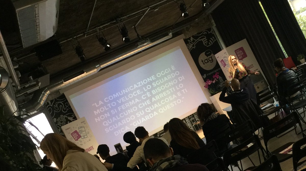 Adesso in GreenHouse al #SMDAYIT si parla di Digital PR e influencer strategy con <a href="/ClaudiaGorini/">Claudia Gorini</a> <a href="/SMDAYIT/">SMDAYIT</a> #DIDAYS