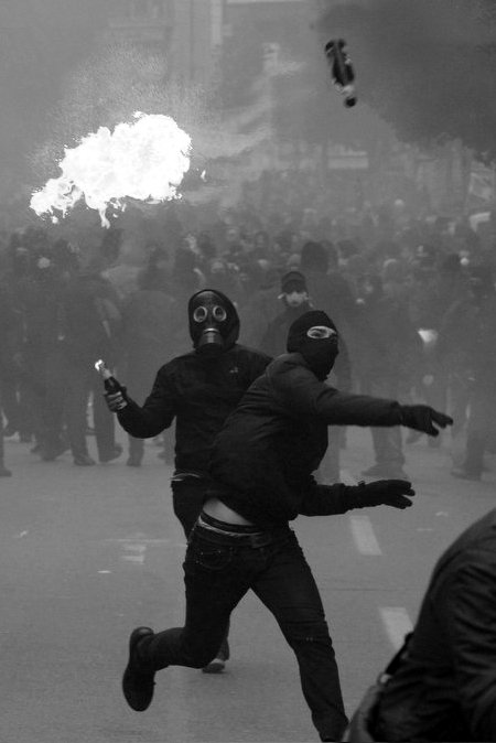 hakike111's tweet photo. #ANTIFA　はテロリストだ！　彼らは暴力集団だ！路上の車に放火し、店舗を破壊するテロ集団！　#日本共産党　#社民党　#立憲民主党　#しばき隊　#有田芳生　#レイシスト有田　#菅野完　#性犯罪　#放火　#略奪　#暴行 https://t.co/8pK8w1weGd　#THECOVE #OPKILLINGBAY #SEASHEPHERD
