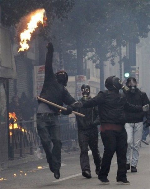 hakike111's tweet photo. #ANTIFA　はテロリストだ！　彼らは暴力集団だ！路上の車に放火し、店舗を破壊するテロ集団！　#日本共産党　#社民党　#立憲民主党　#しばき隊　#有田芳生　#レイシスト有田　#菅野完　#性犯罪　#放火　#略奪　#暴行 https://t.co/8pK8w1weGd　#THECOVE #OPKILLINGBAY #SEASHEPHERD