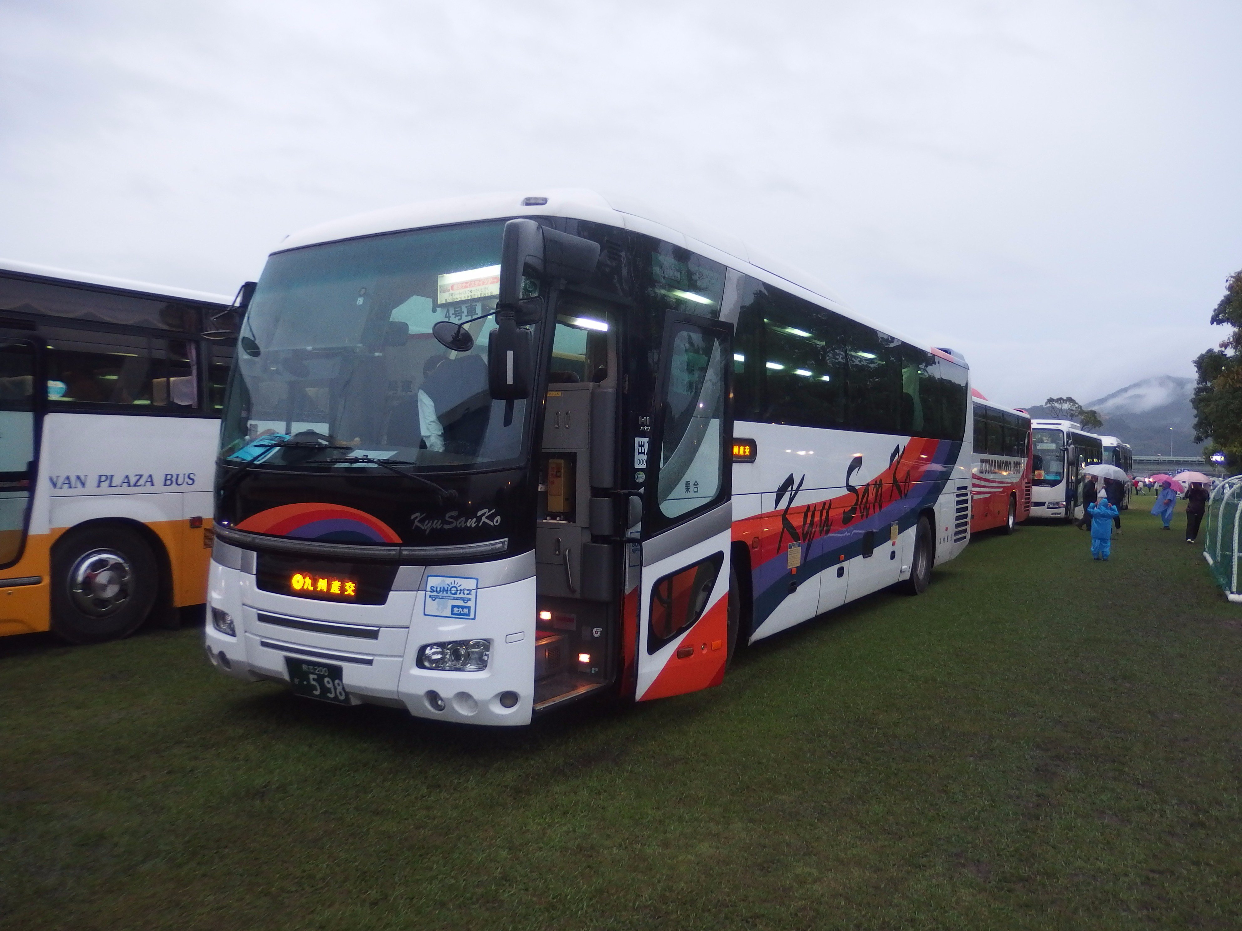 R Tsubame 大規模イベント時恒例の九州産交バスの独立3列シート車両使用ツアー今回のやつしろ全国花火競技大会 では熊本0か598を見かけました 707もいたとか それにしても 貸切バスの集団の中にsunqパス利用可能ステッカー車両がいるというのは異様な