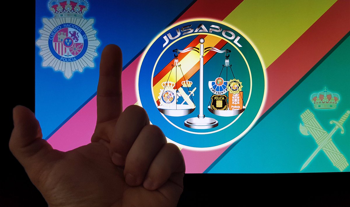 jusapol's tweet photo. Ayúdanos, hazte una foto haciendo con la mano la letra "J" y difundela x las redes, J de JUSTICIA SALARIAL POLICIAL #EquiparacionYa @jusapol https://t.co/xPRtuqFO4a