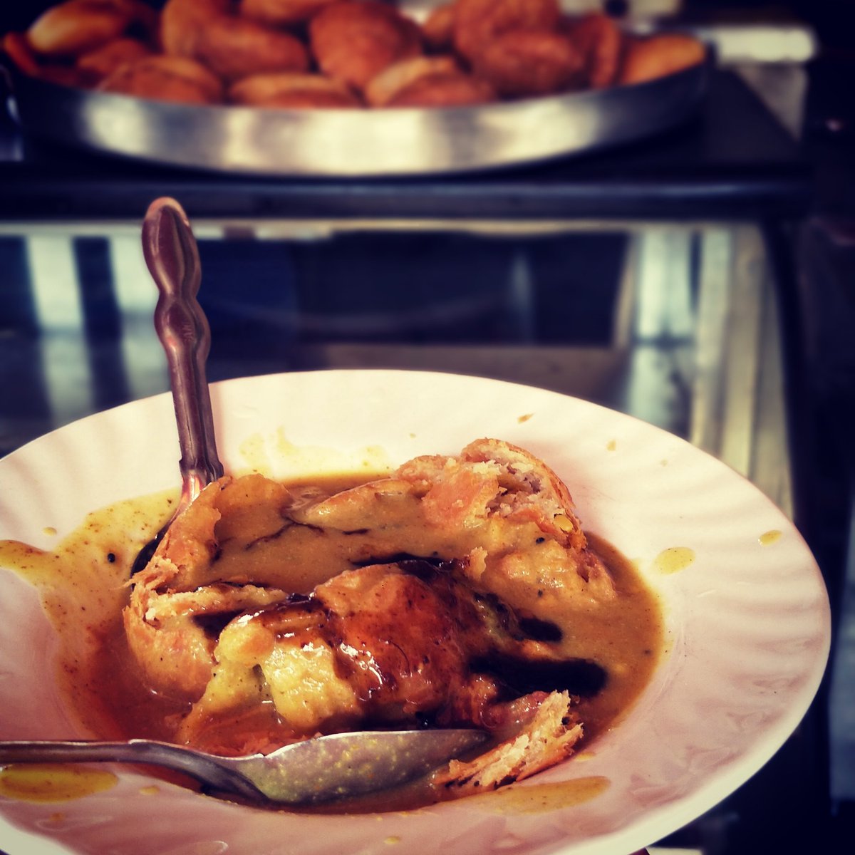 Stfunleashed's tweet photo. #ajmer #India #Rajasthan #food #foodporn #foodie #foodpicoftheday  #foodgasm #instafood #yummie #travel #kachori #kadikachori #rajasthani https://t.co/ftIJ9FJJ8E