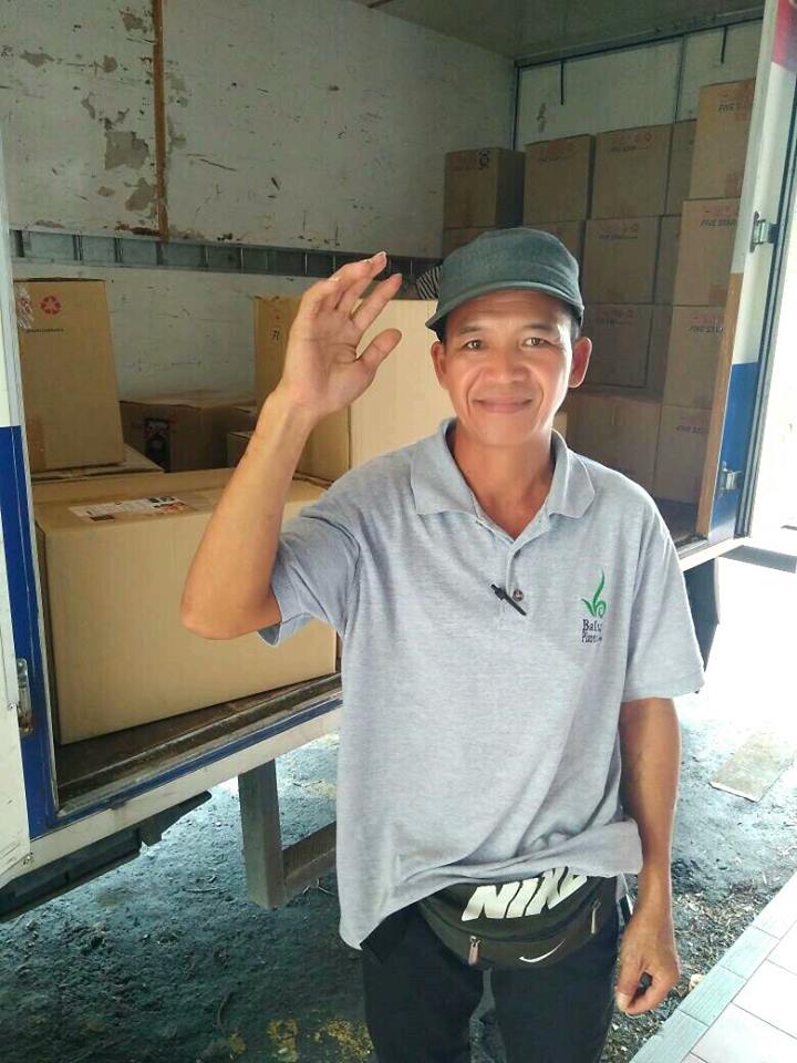 Balung1979's tweet photo. #balungtea happy, hard-working, very dedicated marketing team; Mr Deson &amp; Mr Junior Selimin &amp; PUBNS team settling shipment for Kuwait market https://t.co/CJ1qeiTUVB