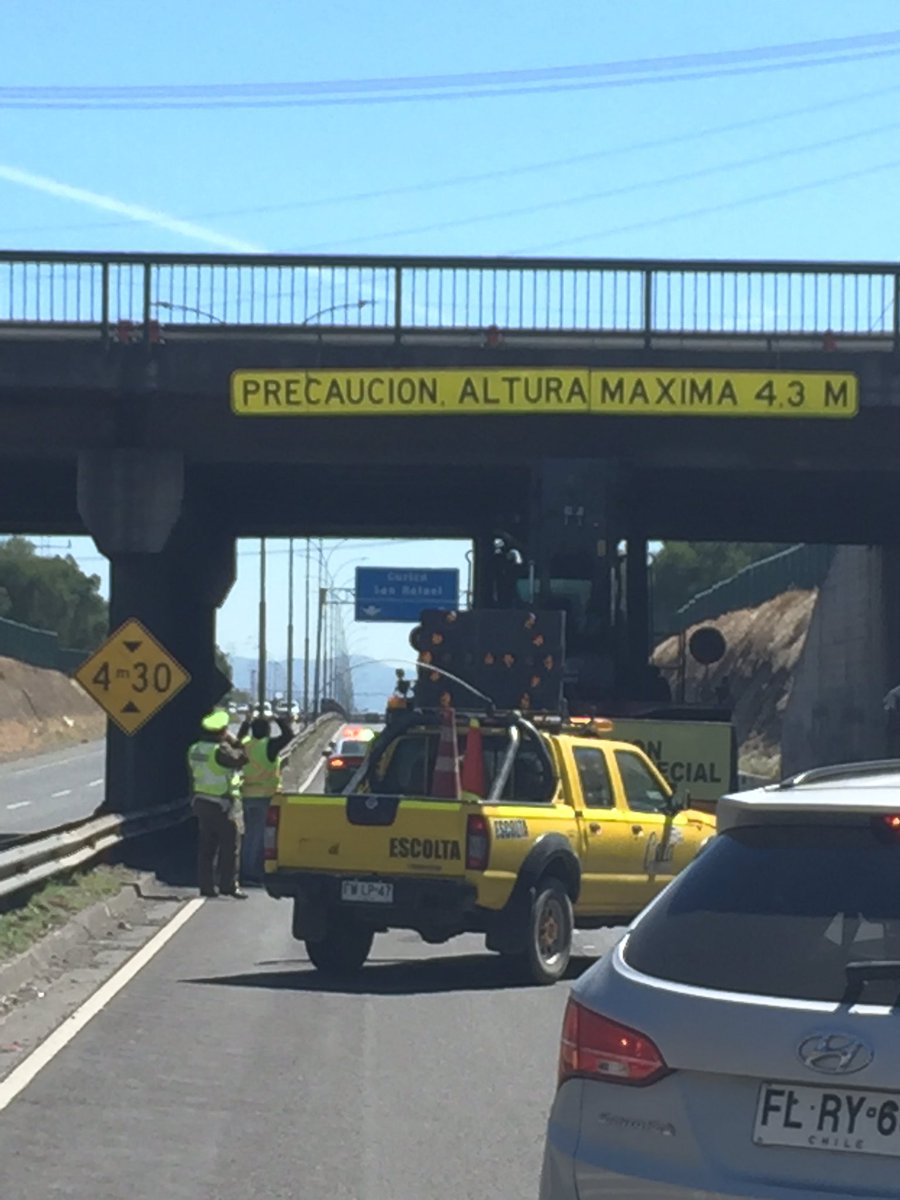 TroncosoAlan's tweet photo. @Talca vía Sur a Norte por #5Sur gran congestión por camión con sobredimensión. Tomar rutas alternativas. @RADIOPALOMAFM @reddeemergencia https://t.co/NpG9AzSsT5
