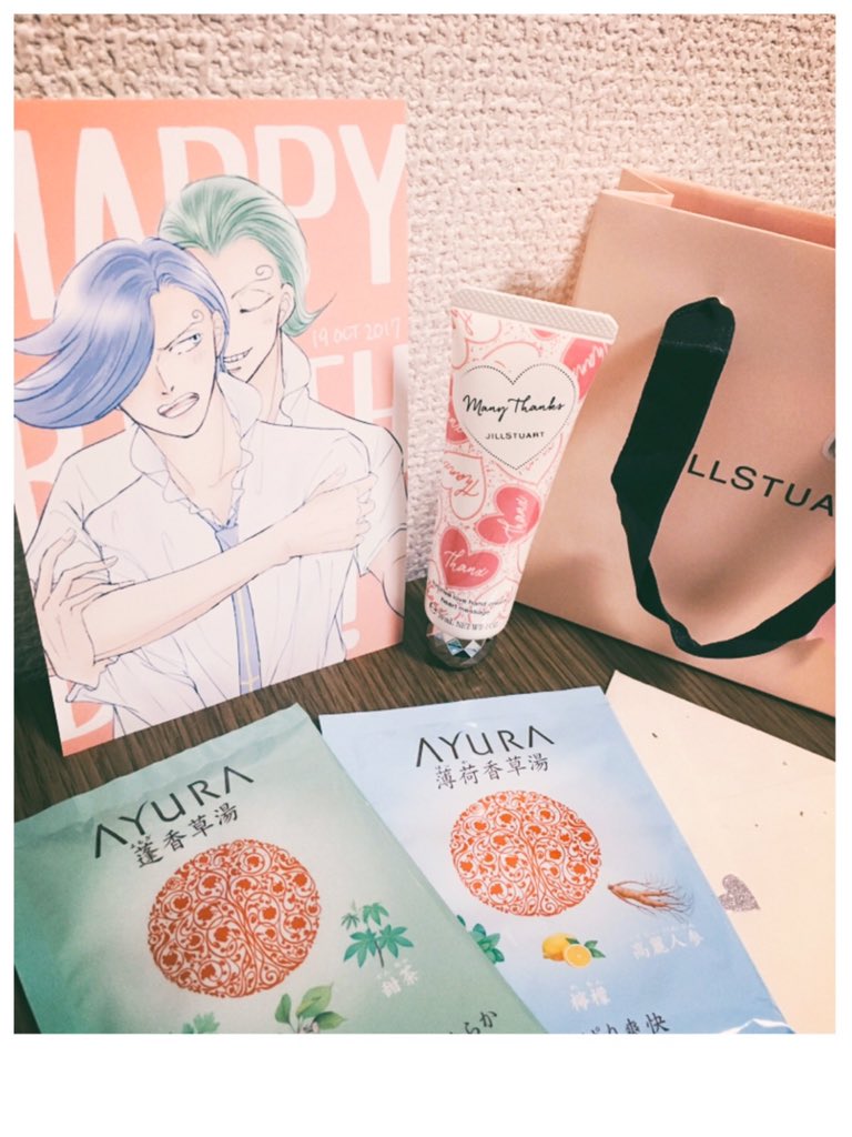 誕生日にあきさんから素敵なプレゼントを頂いたので自慢させてください…!ハンドクリームにポスカ.入浴剤…どれも42溢れる可愛いプレゼントばかりで嬉しすぎました(T . T)❤︎❤︎大切に使わせていただきます! 