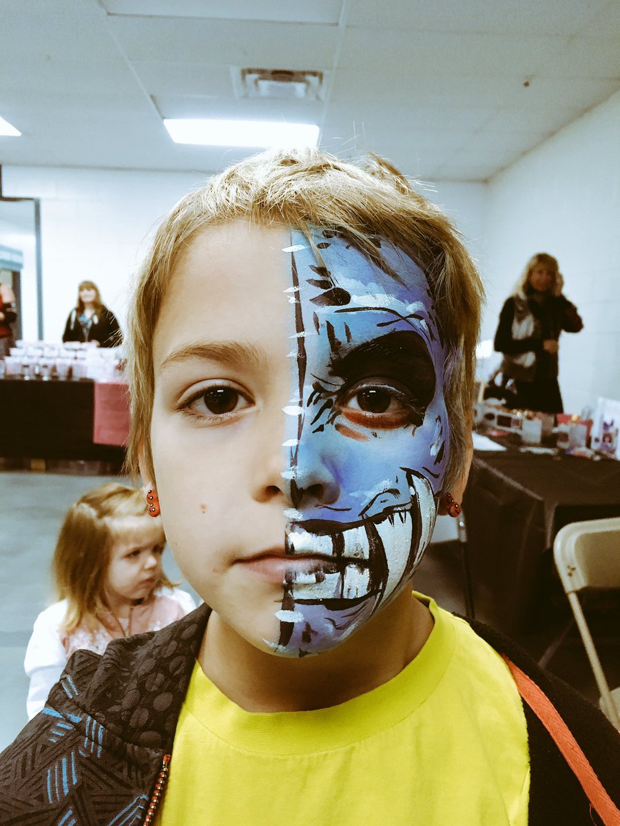NWOrollerderby's tweet photo. The face painter is #killinit today. #dazeofderby @teamdragonRD #pickle https://t.co/cjMeSl5f6q