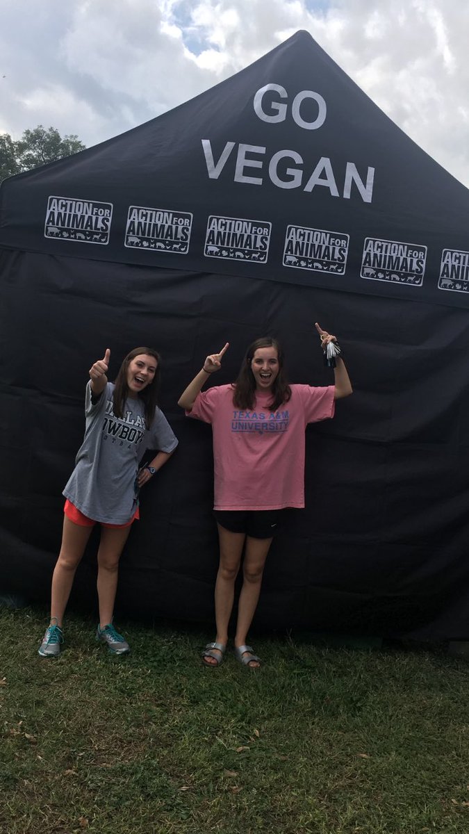 claudia_school's tweet photo. Had so much fun at the Veggie fair in Dallas today!!! #loveastro #vegans @ambarnes8 https://t.co/v6WSNCWASZ