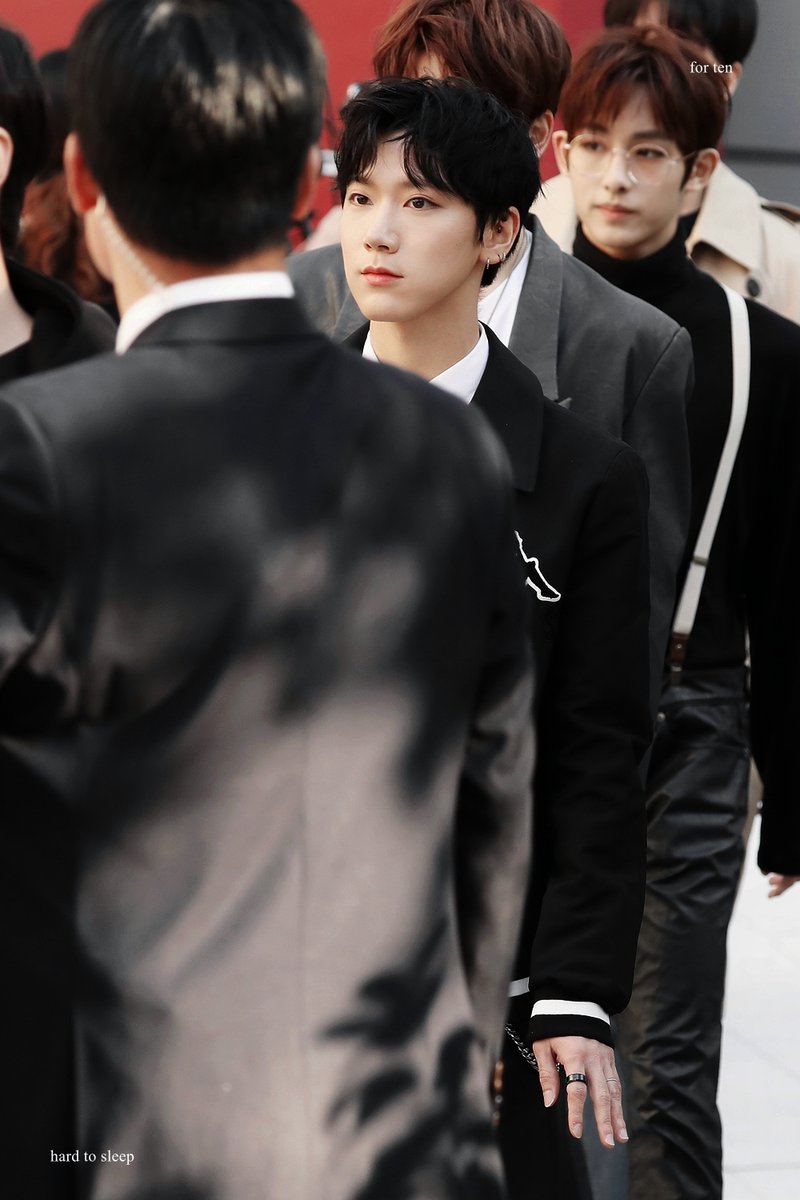 FYNCTTEN's tweet photo. [HQ] Ten @ the Seoul Fashion Week 171020 #NCT #NCTTEN #TEN #NCTU #텐 #Chittaphon #치타폰 #엔시티 #SMROOKIES cr. HARD TO SLEEP https://t.co/LI3mrUYywH