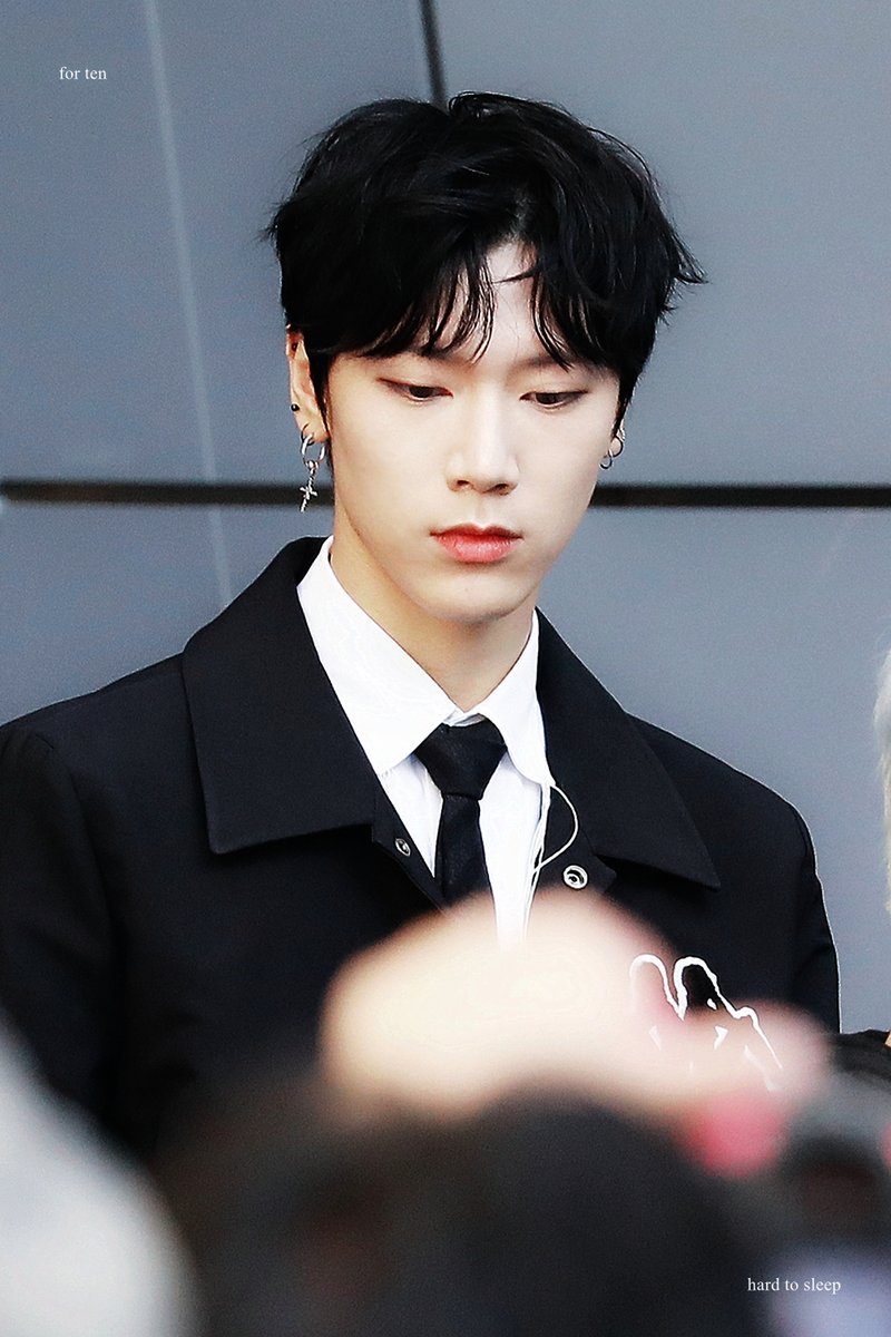 FYNCTTEN's tweet photo. [HQ] Ten @ the Seoul Fashion Week 171020 #NCT #NCTTEN #TEN #NCTU #텐 #Chittaphon #치타폰 #엔시티 #SMROOKIES cr. HARD TO SLEEP https://t.co/LI3mrUYywH