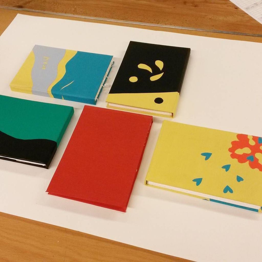 BeatrixMaker's tweet image. Successful day bookbinding @brewerykendal look at our beautiful books!

#bookbinding #craft #creative #adulted