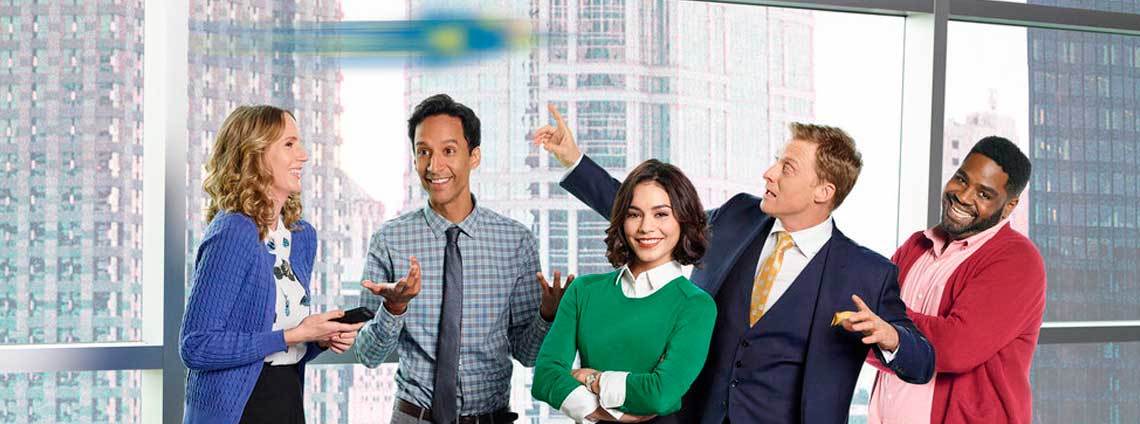 DichoEnSerie's tweet photo. #Powerless y #Episodes: hoy se despiden estas dos series en @cosmopolitan_tv (21:35) y @MovistarSeries (22:00) https://t.co/MDS4Kz2dIY