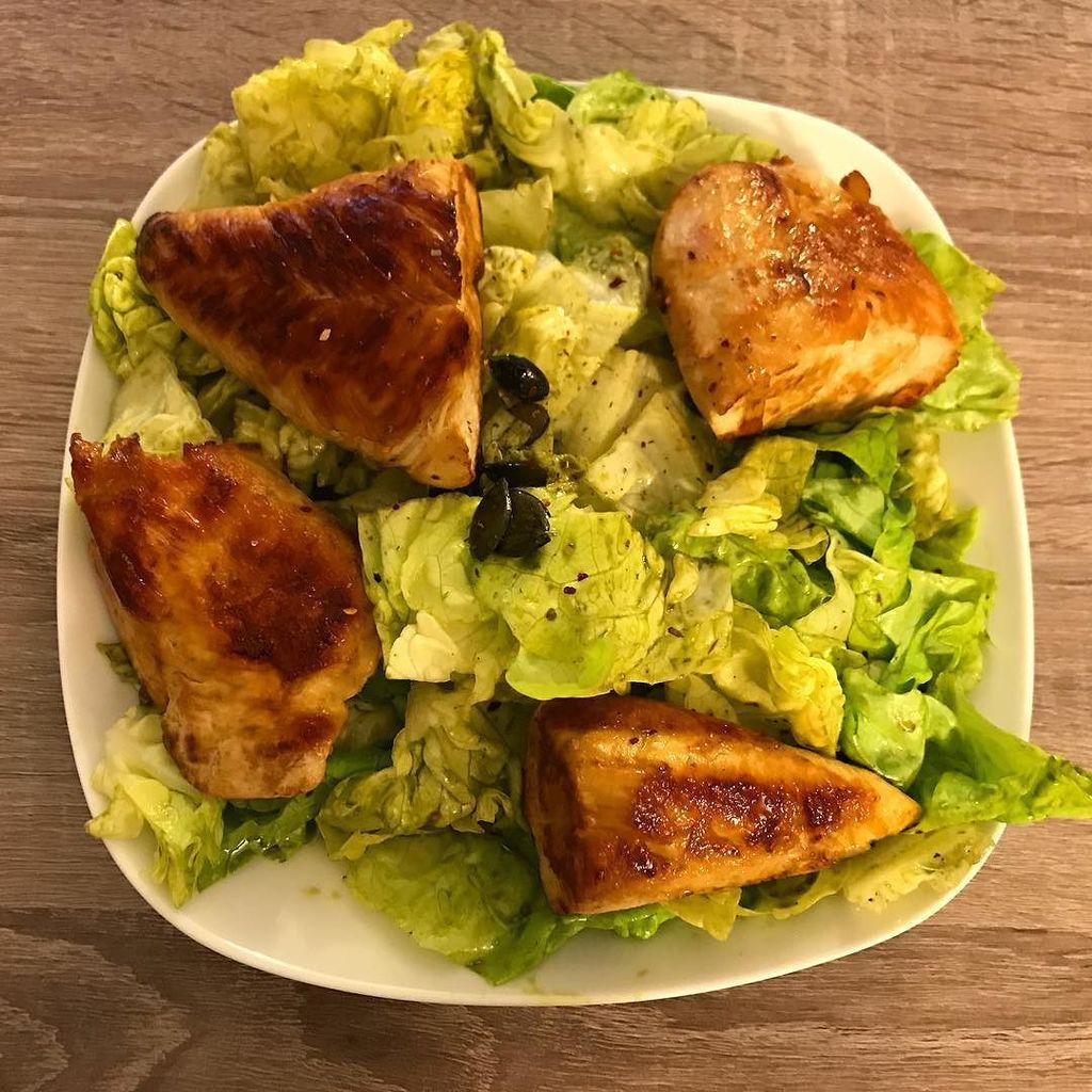 DennisHoerl's tweet photo. Abendessen - #salat mit #Geflügel #400gr #😅 #dennishoerlpersonaltraining #seikeinpommes #gym #gymmotivation #gymfo… https://t.co/zQ3ETzMHPO https://t.co/x07EWnfyTY