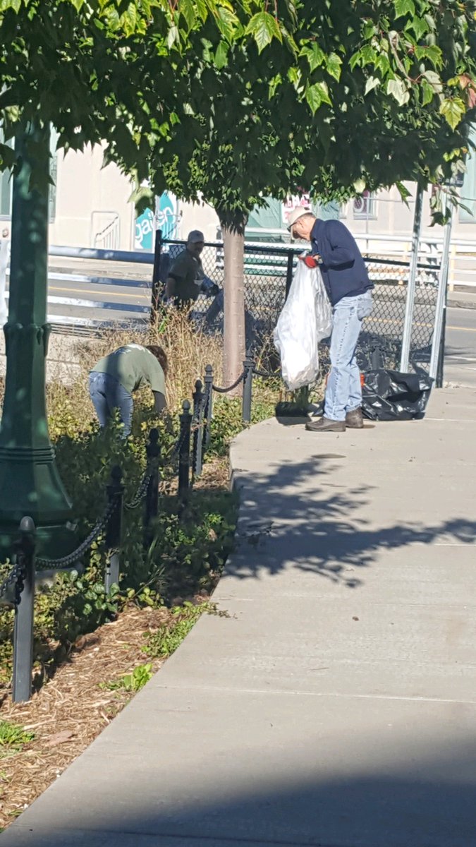 OnondagaCounty's tweet photo. Thank you Onondaga Lake Conservation Corps volunteers who planted 600 native plants & cleaned up litter along Onondaga Creek. #BlockLitter https://t.co/rK4XgUpTMC