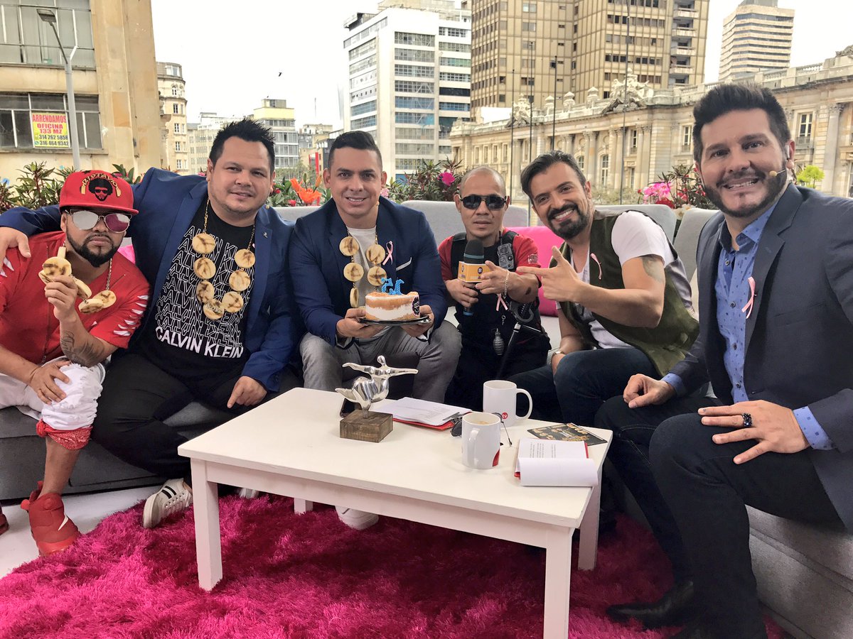 ClauGarcia13's tweet photo. Seguimos  con @cantoreschipuco en @BravissimoCity @Citytv con @MarceloCezan @jairmasmusica conectados  ya !!! #tocapues #yuleidy https://t.co/6dlg86Z5HU
