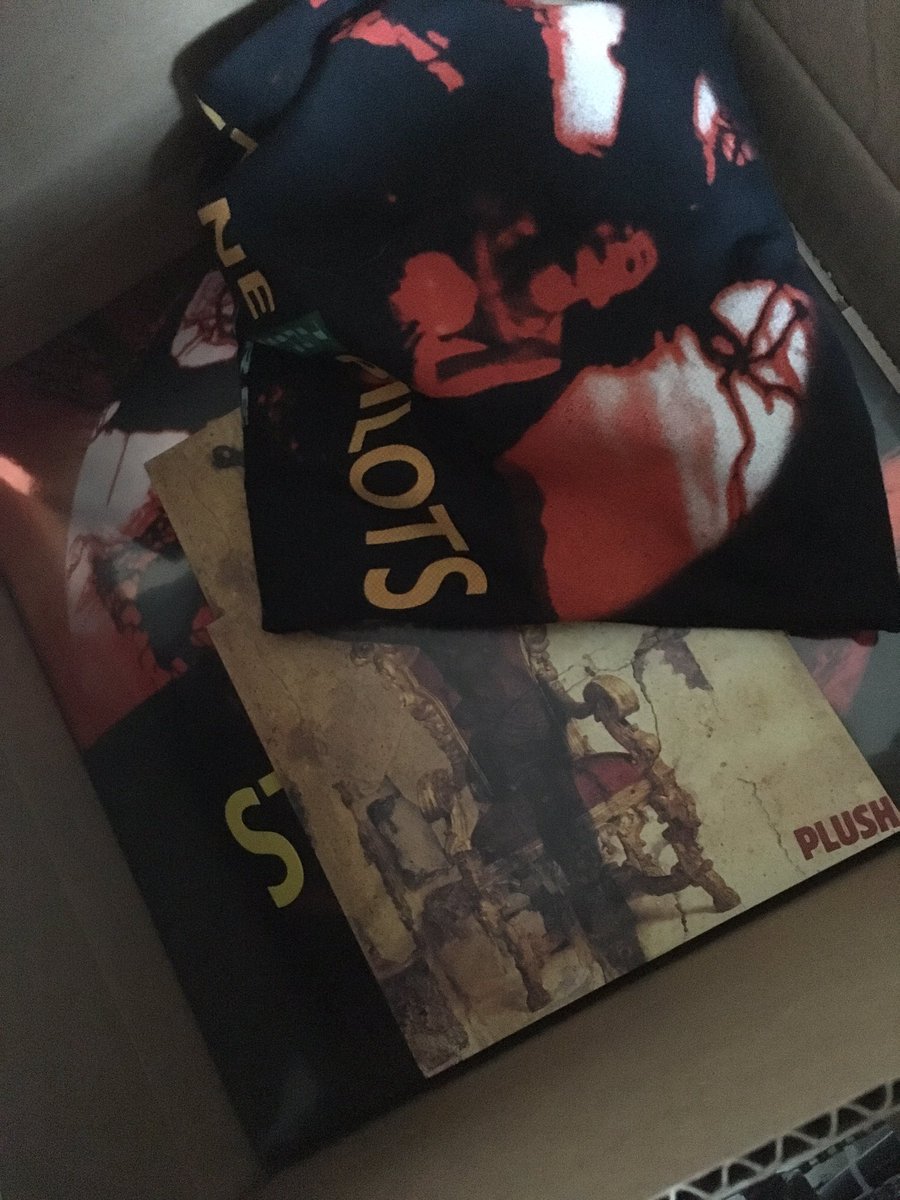 AllWeatherPups's tweet photo. @STPRobertDeLeo I found my xmas gift! #stpforever #superfan #scottw https://t.co/HFxaNjeTrF