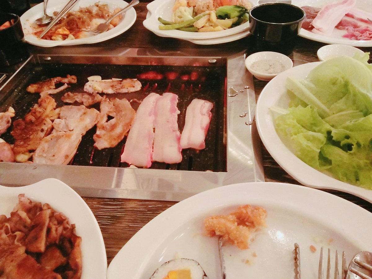 pamticsay's tweet photo. Among all the foods we ate.. a poster of #BTS completed the meal. 💜💛💚 #LeeHak with @LudyGalano @hannamelissa https://t.co/NflGsshPkl