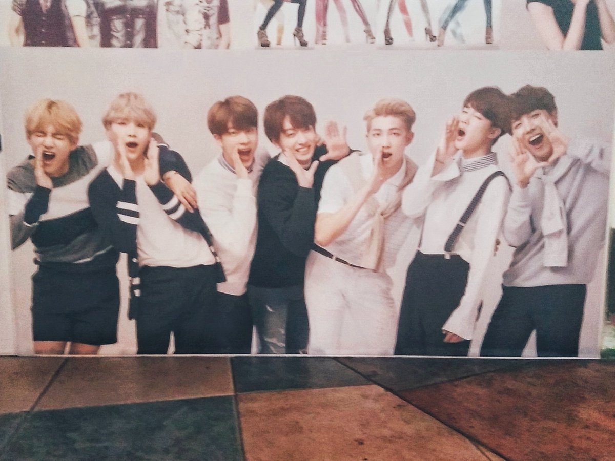 pamticsay's tweet photo. Among all the foods we ate.. a poster of #BTS completed the meal. 💜💛💚 #LeeHak with @LudyGalano @hannamelissa https://t.co/NflGsshPkl