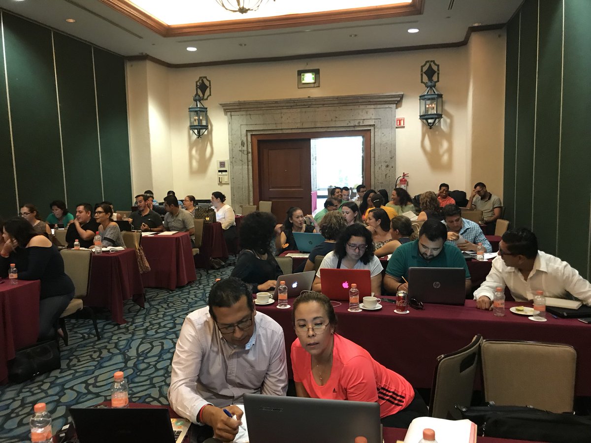 AnaochoaM's tweet photo. Capacitándonos para apoyar a los docentes en su #ProyectoDeEnseñanza gracias @sergioruvalca @saire83 #ATPSector08E https://t.co/SVgpQvBN68
