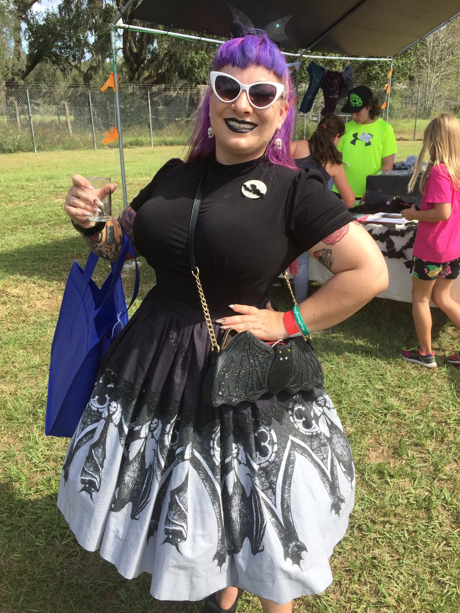 BatConservancy's tweet photo. So many bat fans! So much information! So many snacks for the bats! Where you at peeps? #batfest2017 is lit! https://t.co/bVWbtZcvO5