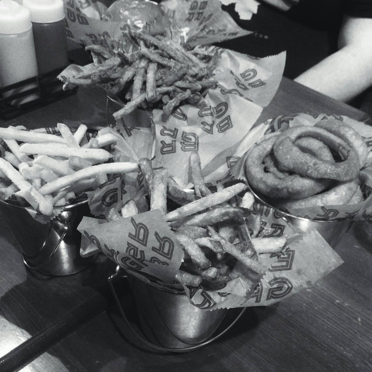 RegularsQuartet's tweet photo. Enjoying some #FriesInABucket at @BRGRpgh before #17jadfall #quartet #finals. #fireinabucket #ohyeahman #goodeats https://t.co/dLv2i1fvgC
